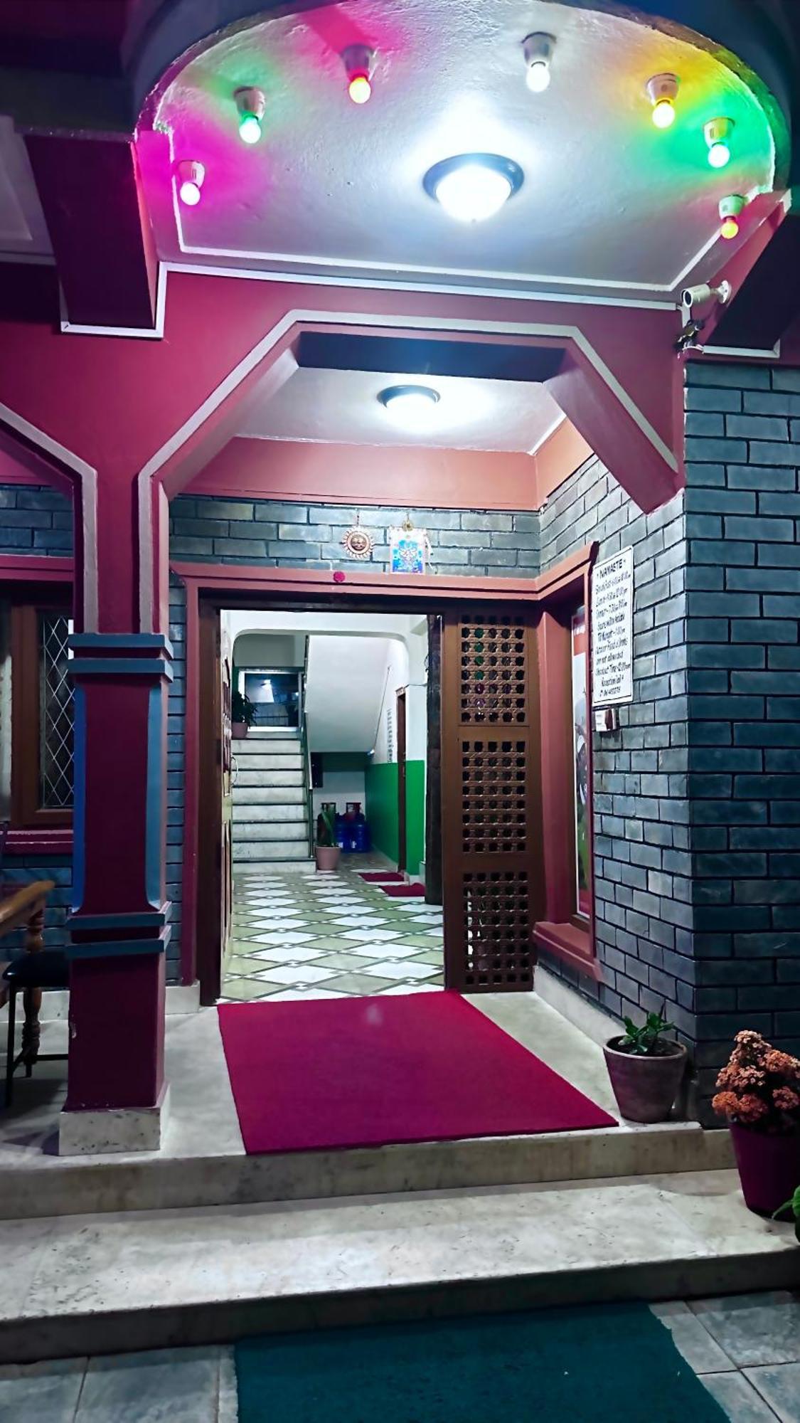 Hello Inn Guest House & Apartment Покхара Екстер'єр фото